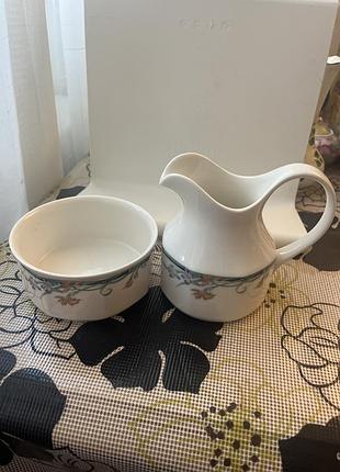 Молочник і цукорницю з візерунком "juno" від компанії royal doulton.