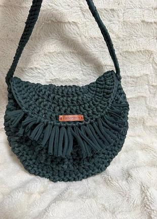 В'язана смарагдова сумка крос-боді ручної роботи з бахромою 🧶