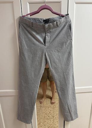 Сірі штани slim fit від бренду h&m з вузьким кроєм, що підкреслює фігуру.
