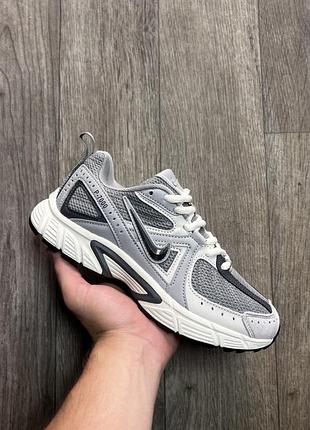 Сірі жіночі кросівки nike p7000