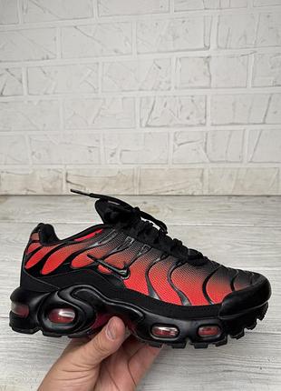 Крутая расцветка кроссовки nike air max tn 2025
