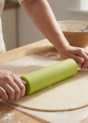 Скалка силіконова з дерев'яними ручками 43 см green