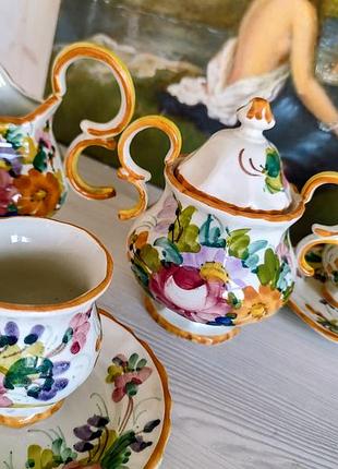 Керамический сервиз, расписанный вручную, с разноцветными цветочными украшениями и оранжевой отделкой. поштучно