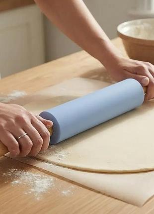 Скалка силіконова з дерев'яними ручками 22,9 см blue