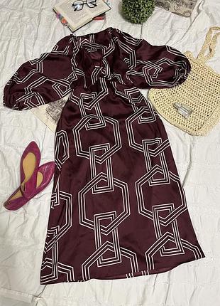 Сукня "for all the love printed satin twist front midi dress" має v-подібний виріз та геометричний принт