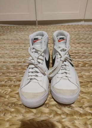 Продаю кроссовки nike blazer mid 70 
почти новые надевать один раз, но нет коробки 
оригінал на 100% 
размер 38 
длина стельки 25 см