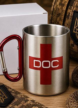 Металлическая кружка с карабином для военного медика doc с принтом | подарок боевому медику