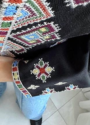 Стильний жіночий піджак з вишивкою у білому та чорному кольорах