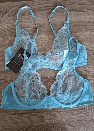 Блакитний мереживний бюстгальтер від бренду hunkemöller (серія isabelle) з м'якою чашкою на кісточках та прозорою сітчастою спинкою.