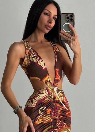 Сукнч в принт с золотими ланцюжками з драпіруванням plt prettylittlething
