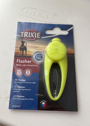 Світлодіодний брелок-маячок trixie flasher жовтого кольору для нашийників собак або кішок.