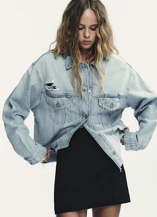Джинсова куртка з рваностями zara