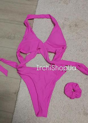 Рожевий суцільний купальник з розрізами та з резинкою для волосся в тон купальника від укр виробника