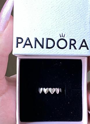 Кільце жіноче, pandora “ряд сердець„. чудове доповнення для вашого романтичного образу. колір срібний, серебро 925