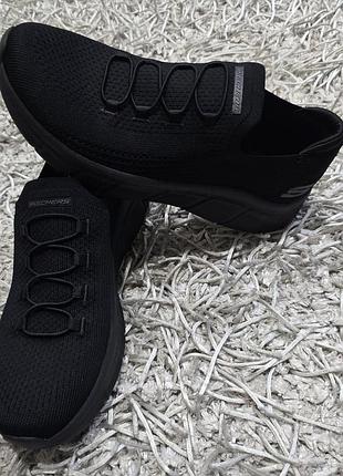 Шикарниє кросівки skechers.