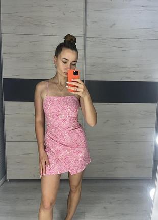 Рожева сукня у квітковий принт від zara у розмірі xs