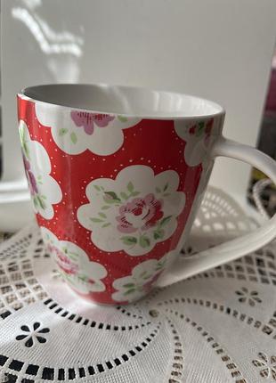 Кухоль cath kidston provence з квітковим візерунком "provence rose" на червоному фоні.виготовлений з високоякісної порцеляни (fine china)