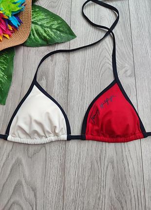 Верхняя часть купальника женский бикини-топ tommy hilfiger имеет классический треугольный дизайн с вышитым логотипом размер s