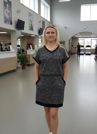 Сукня-футболка zoso сіро-чорного кольору з графічним принтом у стилі «зебра»
