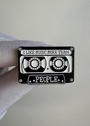 Пін значок металевий брошка «ретро аудіокасета i like music more than people» – музична касета з написом