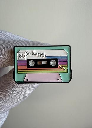 Пін значок металевий брошка «ретро аудіокасета be happy» – вінтажна касета з мотивуючим написом
