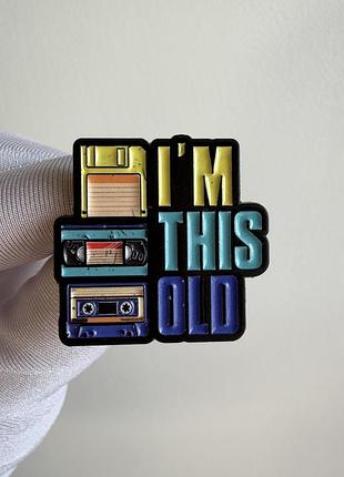Пін значок металевий брошка «i’m this old» із ретро носіями даних – дискета, vhs та аудіокасета