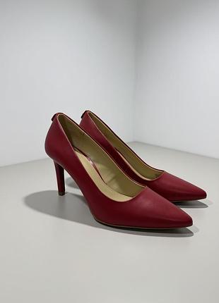 Червоні жіночі туфлі човники michael kors alina flex pump на шпильці з гострим носком шкіряні оригінал майкл корс