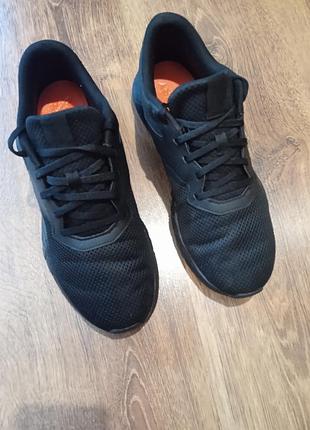 Продам мужские кроссовки бренда reebok
