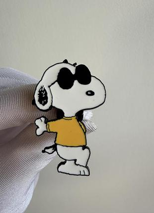 Пін значок металевий брошка снупі в окулярах із коміксу peanuts – емалевий значок snoopy