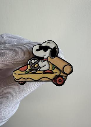 Пін значок металевий брошка снупі на піца-мобілі з коміксу peanuts – емалевий значок snoopy