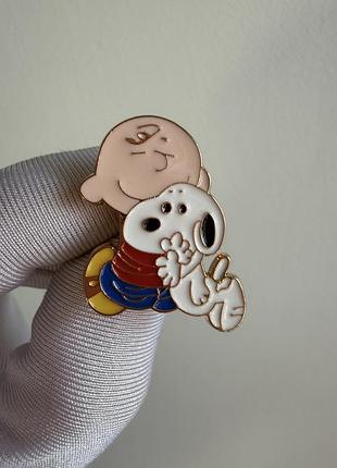 Пін значок металевий брошка чарлі браун і снупі з коміксу peanuts – емалевий значок charlie brown & snoopy