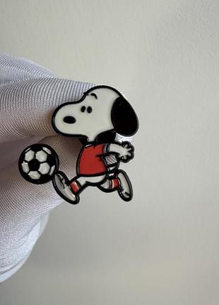 Пін значок металевий брошка снупі футболіст із коміксу peanuts – емалевий значок snoopy з футбольним м’ячем