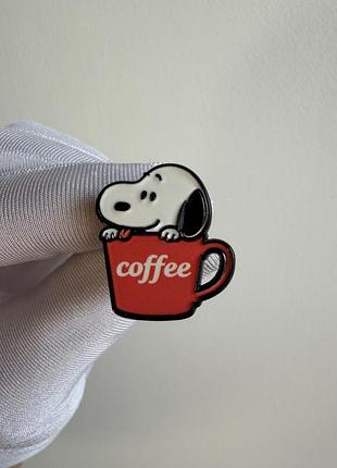 Пін значок металевий брошка снупі (snoopy) у чашці кави з коміксу peanuts – емалевий значок із чашкою coffee