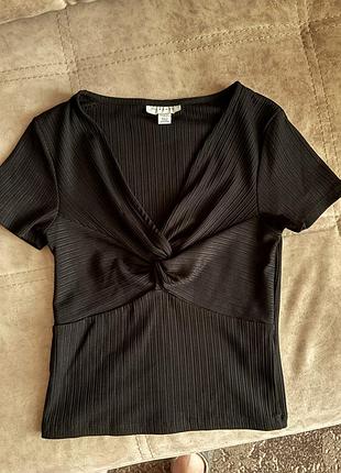 Футболка с v вырезом, рубчик. бренд - topshop. подходит на размер s/m.