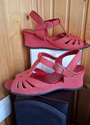 Женские кожаные коралловые босоножки бренда easystep