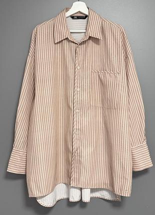 Стильна сорочка оверсайз від zara вирізняється вільним кроєм та  принтом у вертикальну смужку