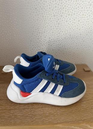 Стильні кросівки adidas