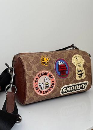 Сумочка coach зі стікерами ремінь регулюється, на ремінці прикріплений маленький гаманець, який можна зняти.   розмір 21 на 11.5см .оригінал❤️‍🔥