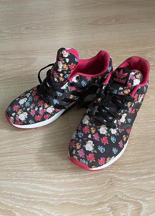 Жіночі кросівки adidas, довжина устілки 25 см, матеріал тряпчані
