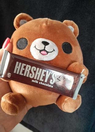 Игрушка сквиш мишка, который держит шоколадный батончик hershey's milk