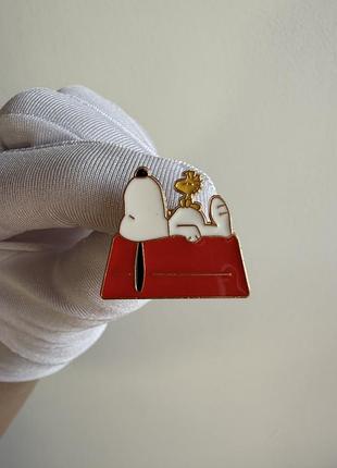 Пін значок металевий брошка снупі та вудсток на будці з коміксу peanuts – емалевий значок snoopy & woodstock