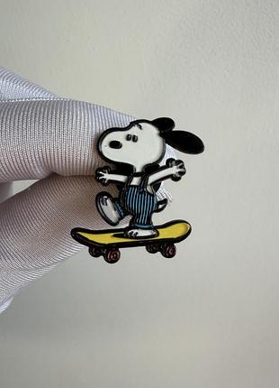 Пін значок металевий брошка снупі (snoopy) на скейтборді з коміксу peanuts – емалевий значок скейтер