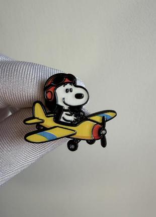 Пін значок металевий брошка снупі (snoopy) на літаку – peanuts, емалевий значок пілот