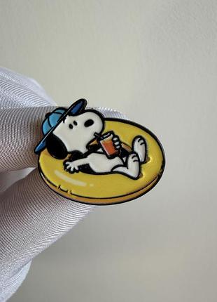 Пін значок металевий брошка снупі (snoopy) на надувному крузі – peanuts, емалевий значок відпочинок