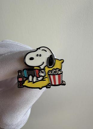 Пін значок металевий брошка снупі (snoopy) за переглядом фільму – peanuts, емалевий значок із попкорном