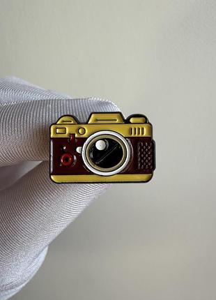 Пін значок металевий брошка фотоапарат жовтий ретро – емалевий значок для фотографа та любителя фотографії