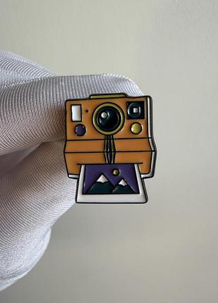 Пін значок металевий брошка фотоапарат моментального друку (polaroid) – емалевий значок для фотографа