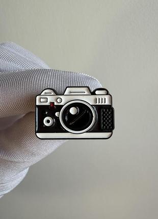 Пін значок металевий брошка фотоапарат чорно-білий ретро – емалевий значок для фотографа та любителя фотографії