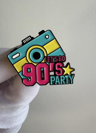 Пін значок металевий брошка фотоапарат «let’s go 90’s party» – емалевий значок у стилі 90-х