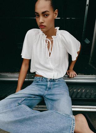 Романтична блуза з воланами від zara